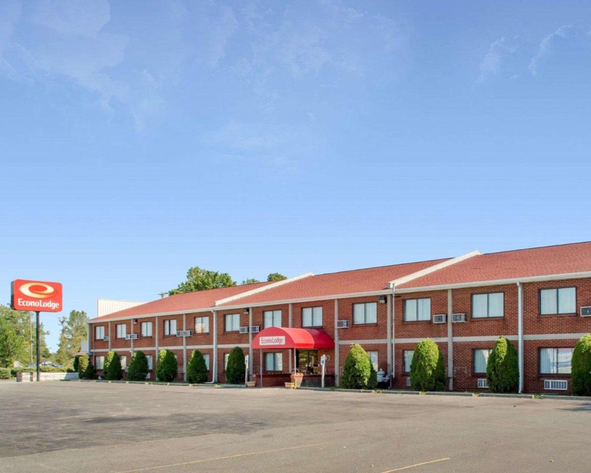 Econo Lodge Darien Lakes - Housity