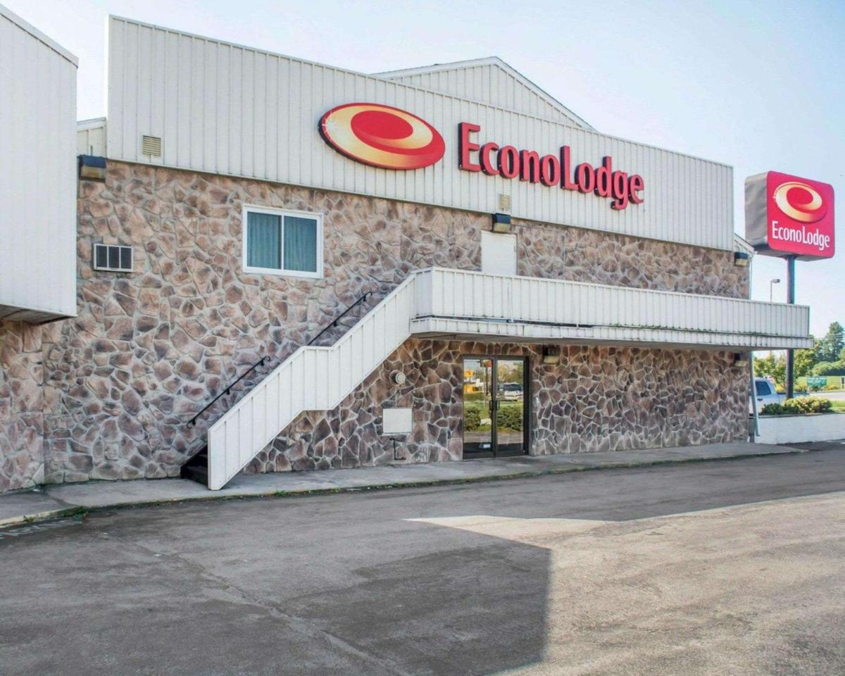 Econo Lodge Darien Lakes - Housity