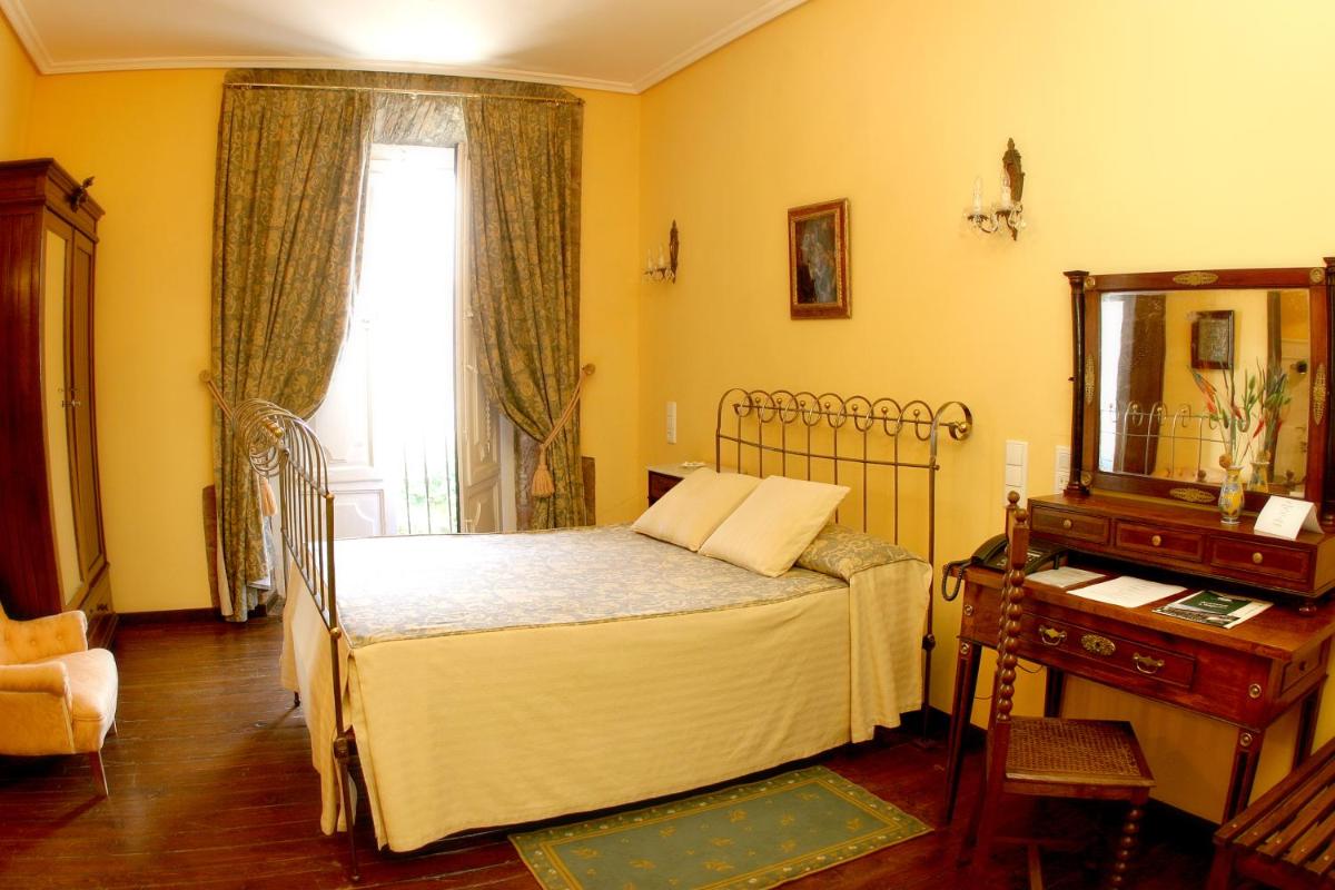 Cama o camas de una habitación en Hotel Monumento Pazo do Castro