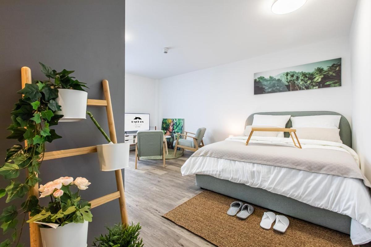 Modern Studio good located Balcony King Bed - Housity