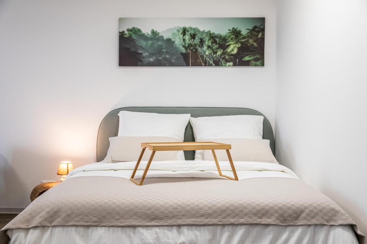 Modern Studio good located Balcony King Bed - Housity