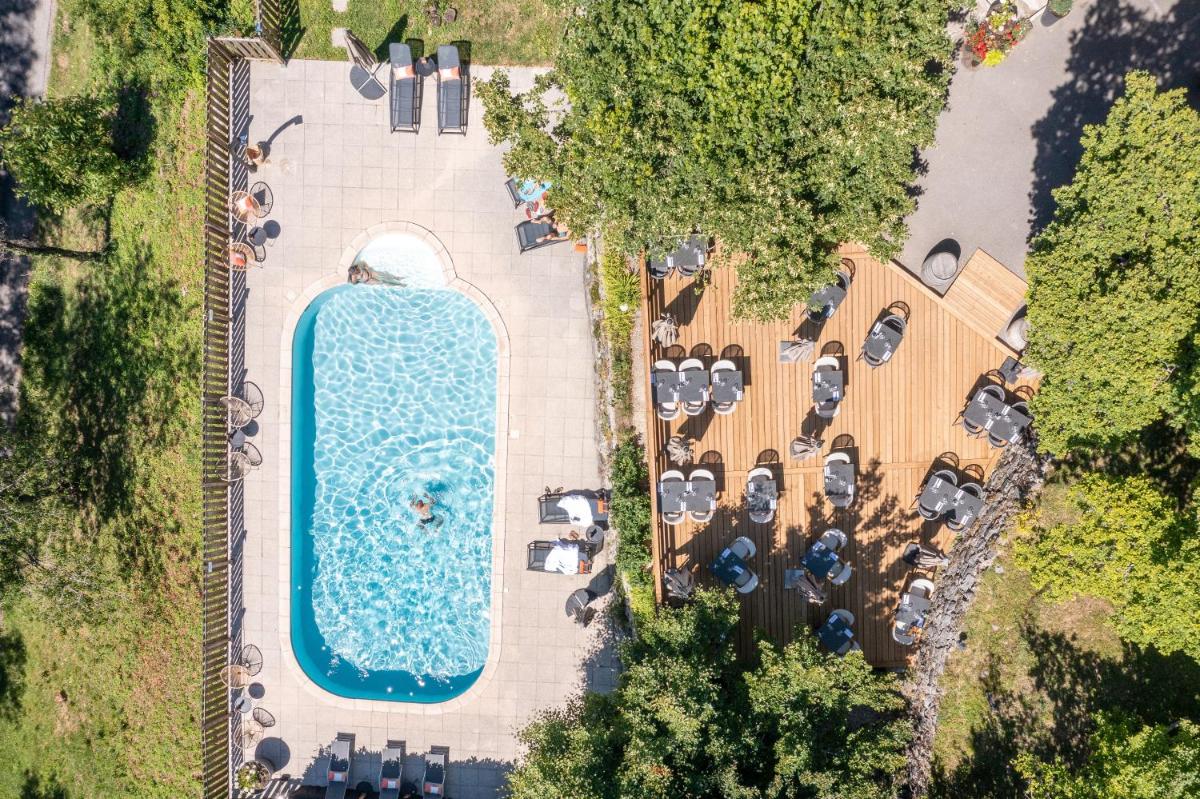 Piscine de l'établissement Hotel Le Bois Joli ou située à proximité