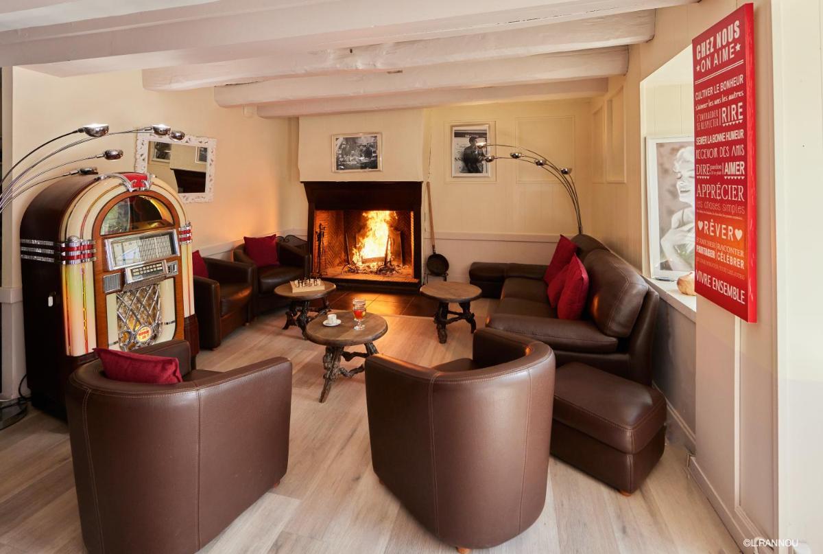 Coin salon dans l'établissement Logis Hotel, restaurant et spa Le Relais De Broceliande