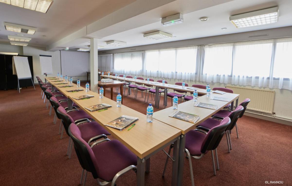 une rangée de tables et de chaises dans une pièce dans l'établissement Logis Hotel, restaurant et spa Le Relais De Broceliande, à Paimpont 50 autres photos