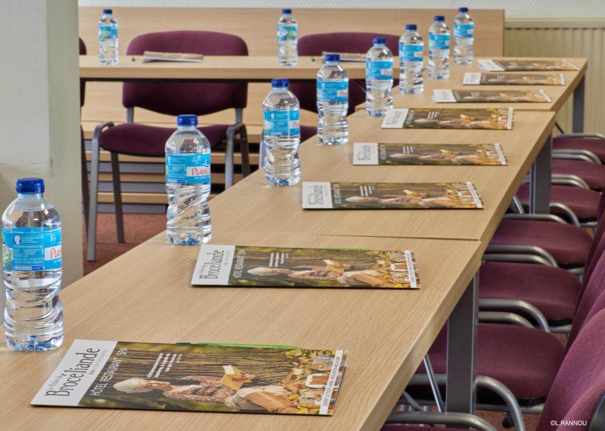Espace de conférence ou salle de réunion dans l'établissement Logis Hotel, restaurant et spa Le Relais De Broceliande