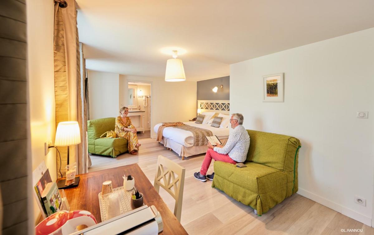 Coin salon dans l'établissement Logis Hotel, restaurant et spa Le Relais De Broceliande