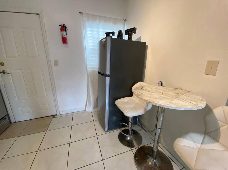 Small House Near Airport Beach - Wynwood - Housity