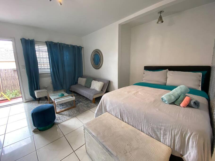 Small House Near Airport Beach - Wynwood - Housity