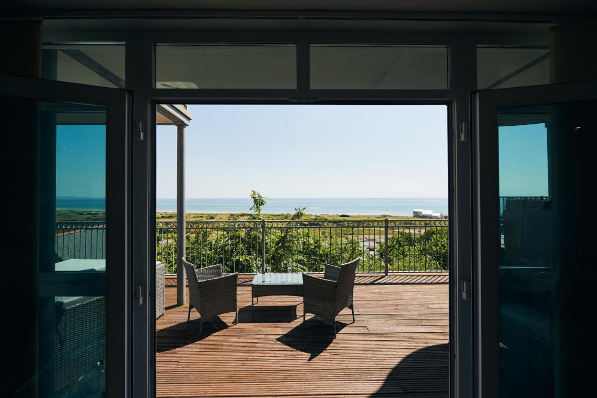 Cliff Haven- Spectacular sea views from balcony, pets go FREE - Housity