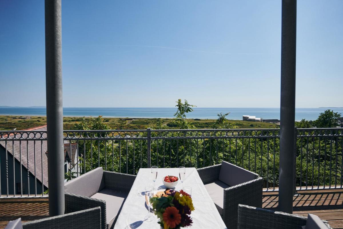 Cliff Haven- Spectacular sea views from balcony, pets go FREE - Housity