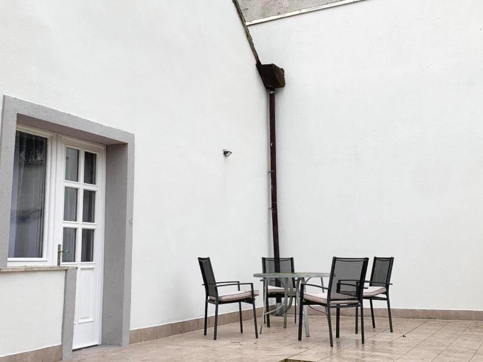 Platános Apartman Tata - Housity