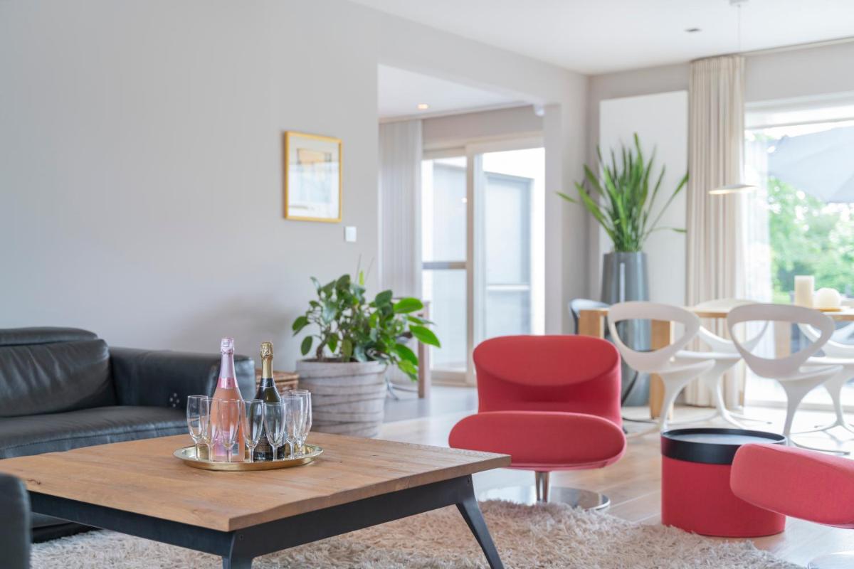 Ruime woning met grote omheinde tuin - Housity