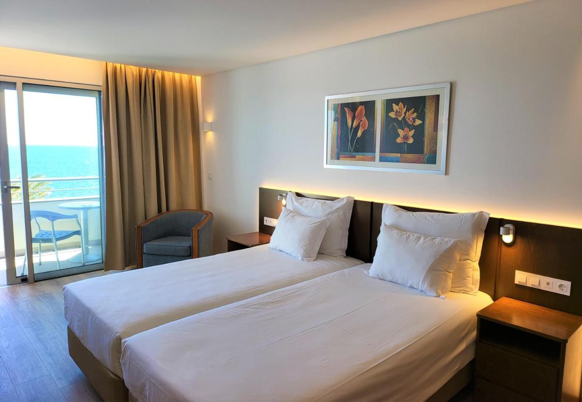 Uma cama ou camas num quarto em Hotel Roca Mar
