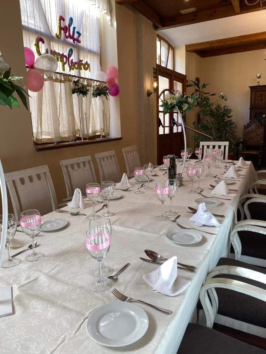 Un restaurante o sitio para comer en Hotel Palacio de Oñate