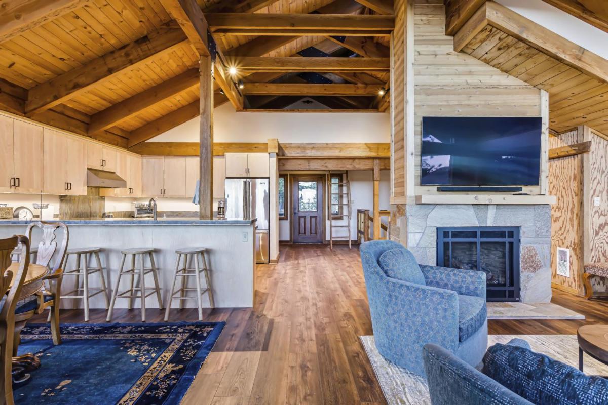 Beautiful Remodel with Chef's Kitchen - Sky High #14 - Housity