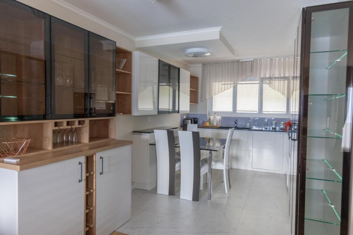 Residence Four Bedroom Apartment Lake View-Montreux - Housity