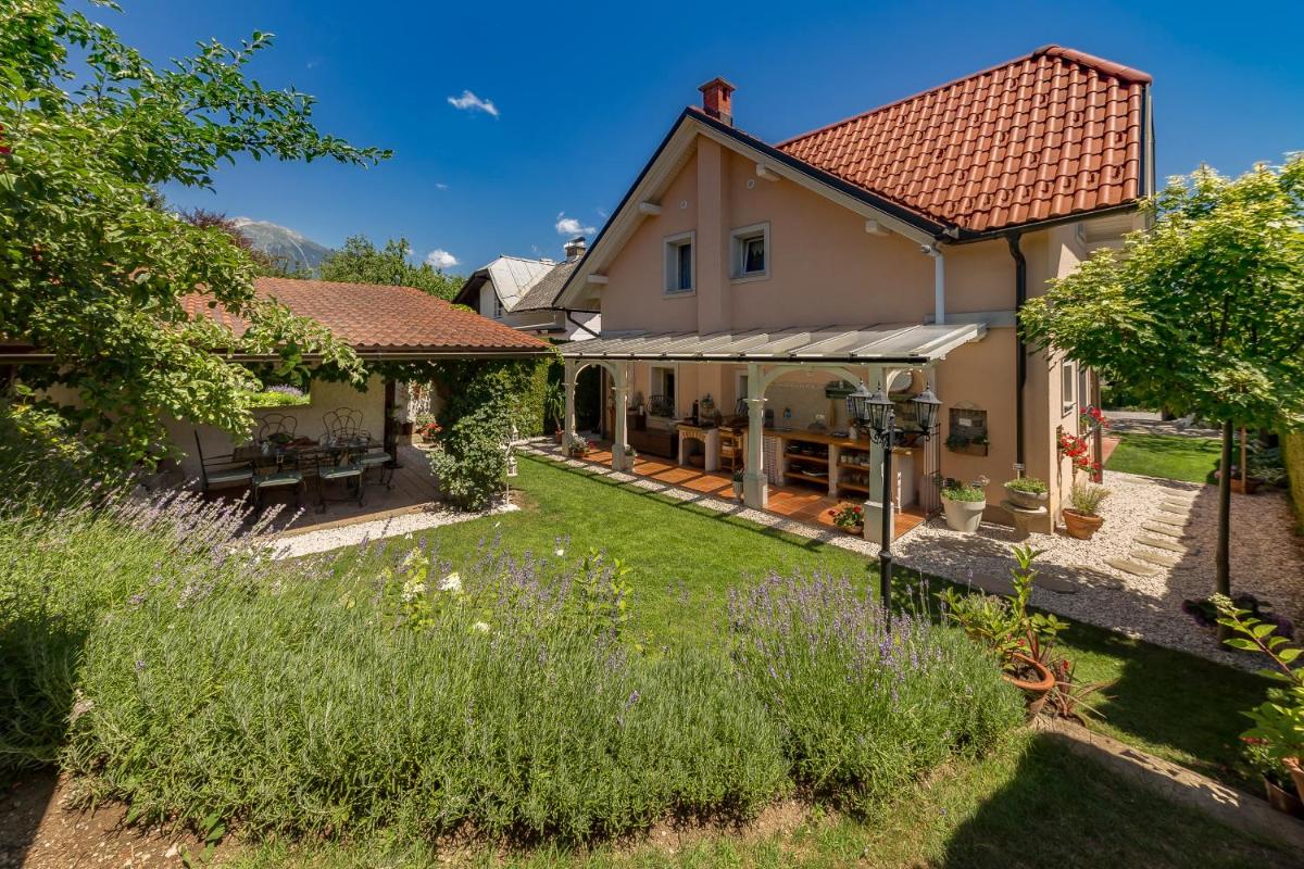 Apartma Summer Garden - Housity