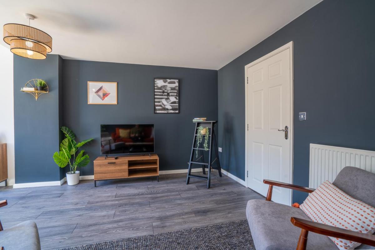 Saltbox Stays- LARGE!! modern 3 Bed, 2 bath, WIFI, off-street parking, sleeps 7 - Housity