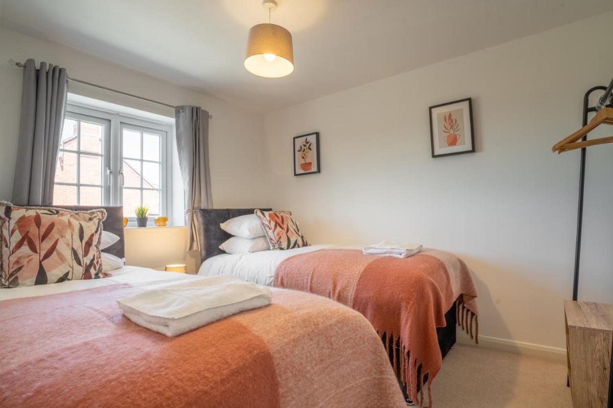 Saltbox Stays- LARGE!! modern 3 Bed, 2 bath, WIFI, off-street parking, sleeps 7 - Housity