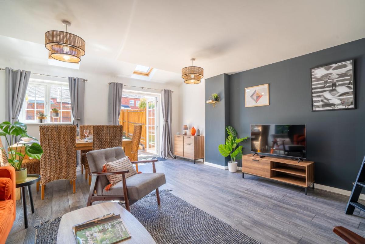 Saltbox Stays- LARGE!! modern 3 Bed, 2 bath, WIFI, off-street parking, sleeps 7 - Housity