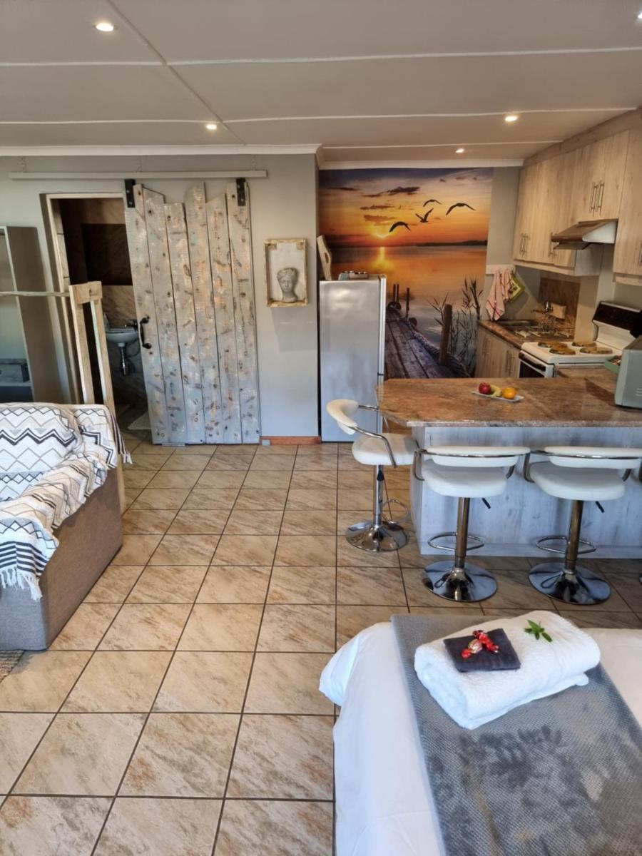 Dolphins Self-Catering Accommodation - Housity