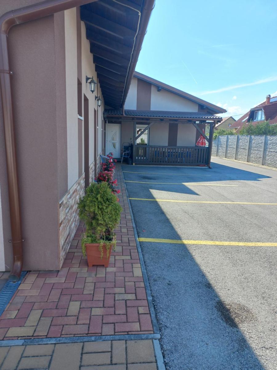 Boglárka Vendégház - Housity