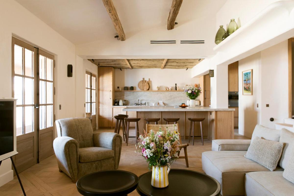 un salon avec un canapé et une table dans l'établissement Hotel la Ponche, à Saint-Tropez