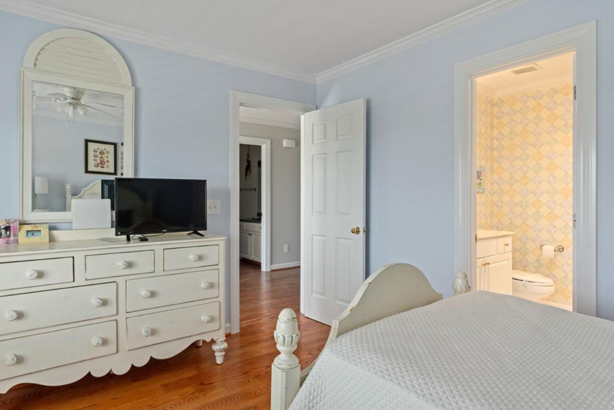 Picayne by Oak Island Accommodations - Housity