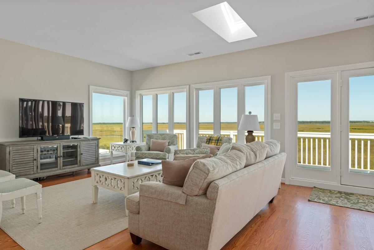 Picayne by Oak Island Accommodations - Housity