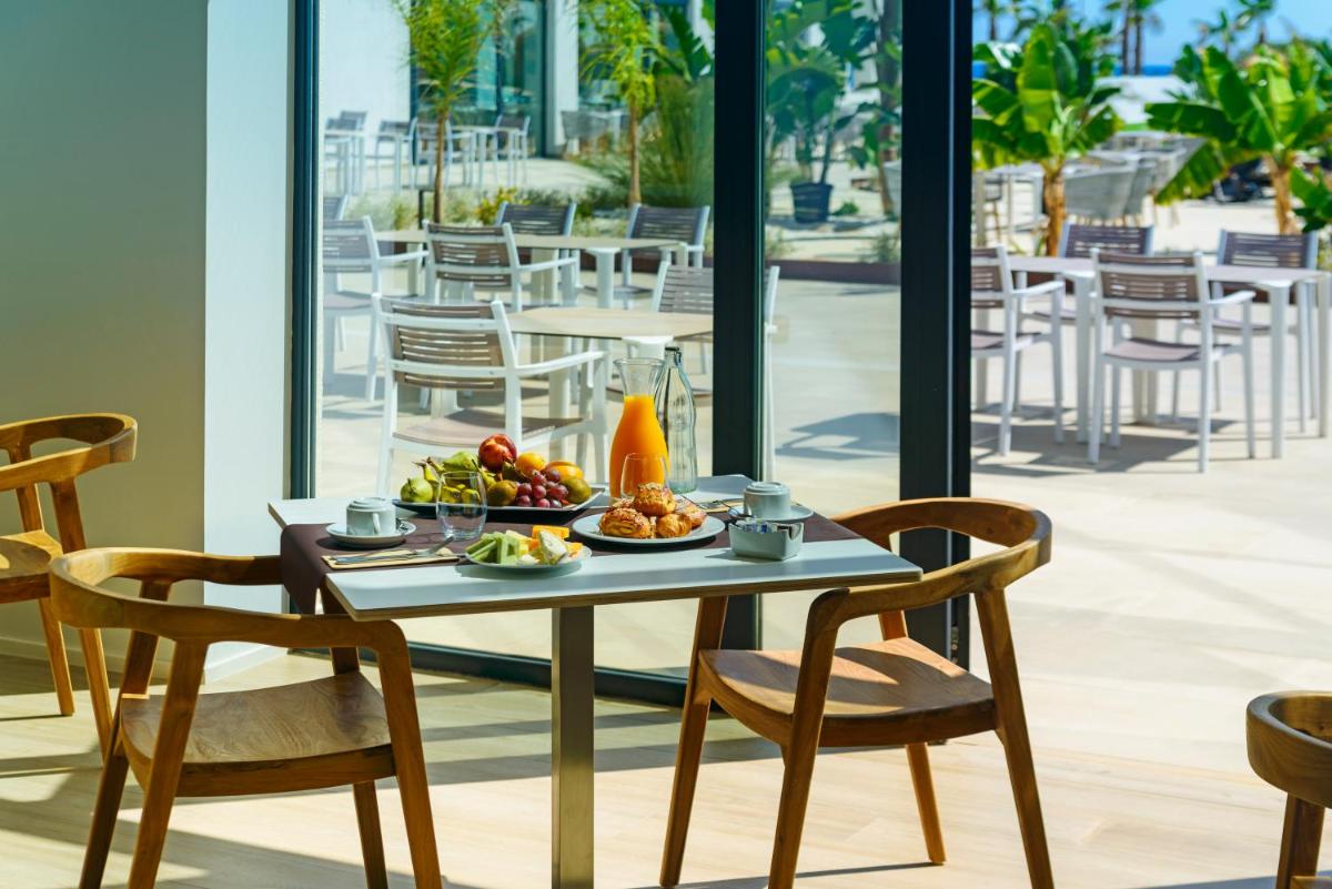 Comida en o cerca de este hotel