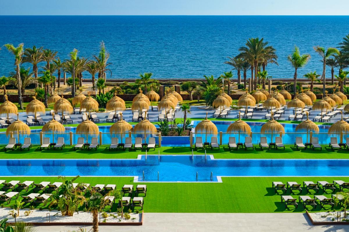Una vista aérea de un resort con piscina y el océano. en Cabogata Beach Hotel, en Retamar