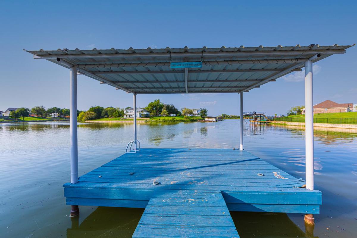 Sunrise Bay Hideaway Lakefront Home, 4 Kayaks! No Extra Fees! - Housity