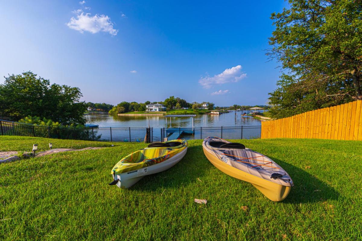 Sunrise Bay Hideaway Lakefront Home, 4 Kayaks! No Extra Fees! - Housity
