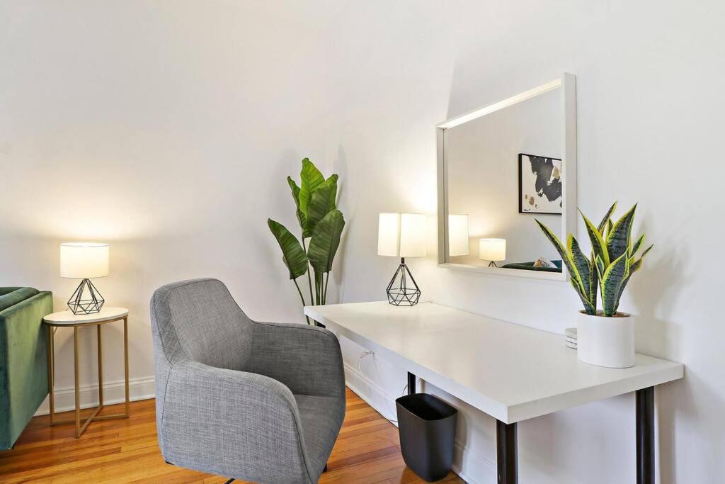 Darling 1BR Lakeview Home near Music Venues, Shops - Cornelia 2E - Housity