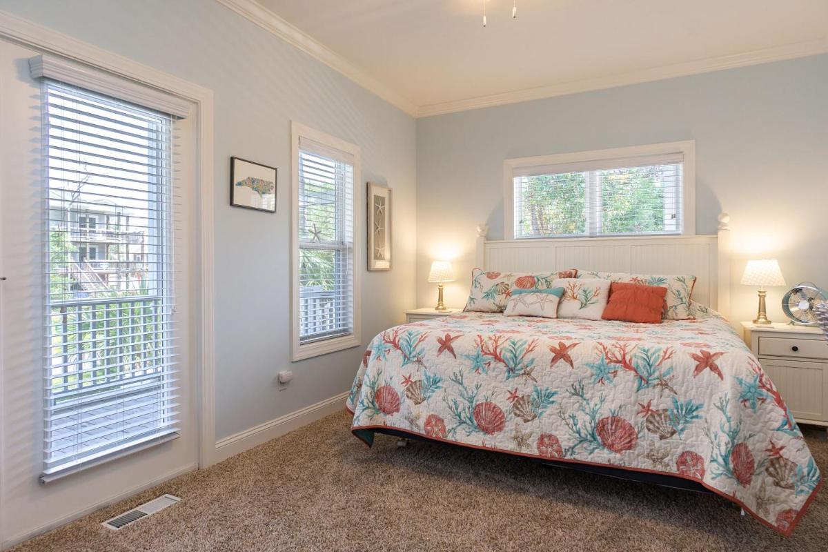 Southern Charm by Oak Island Accommodations - Housity