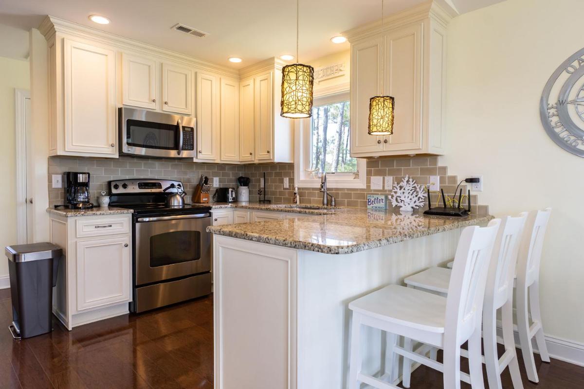 Southern Charm by Oak Island Accommodations - Housity