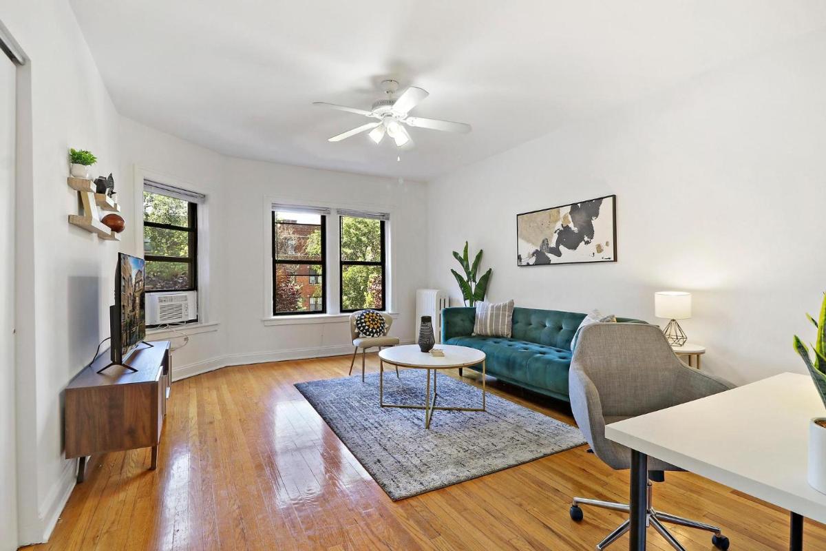 Darling 1BR Lakeview Home near Music Venues, Shops - Cornelia 2E - Housity