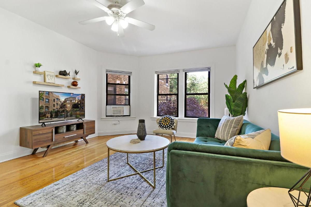 Darling 1BR Lakeview Home near Music Venues, Shops - Cornelia 2E - Housity