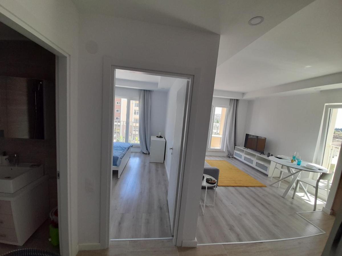 Modern 1-bedroom condo with pool - Housity