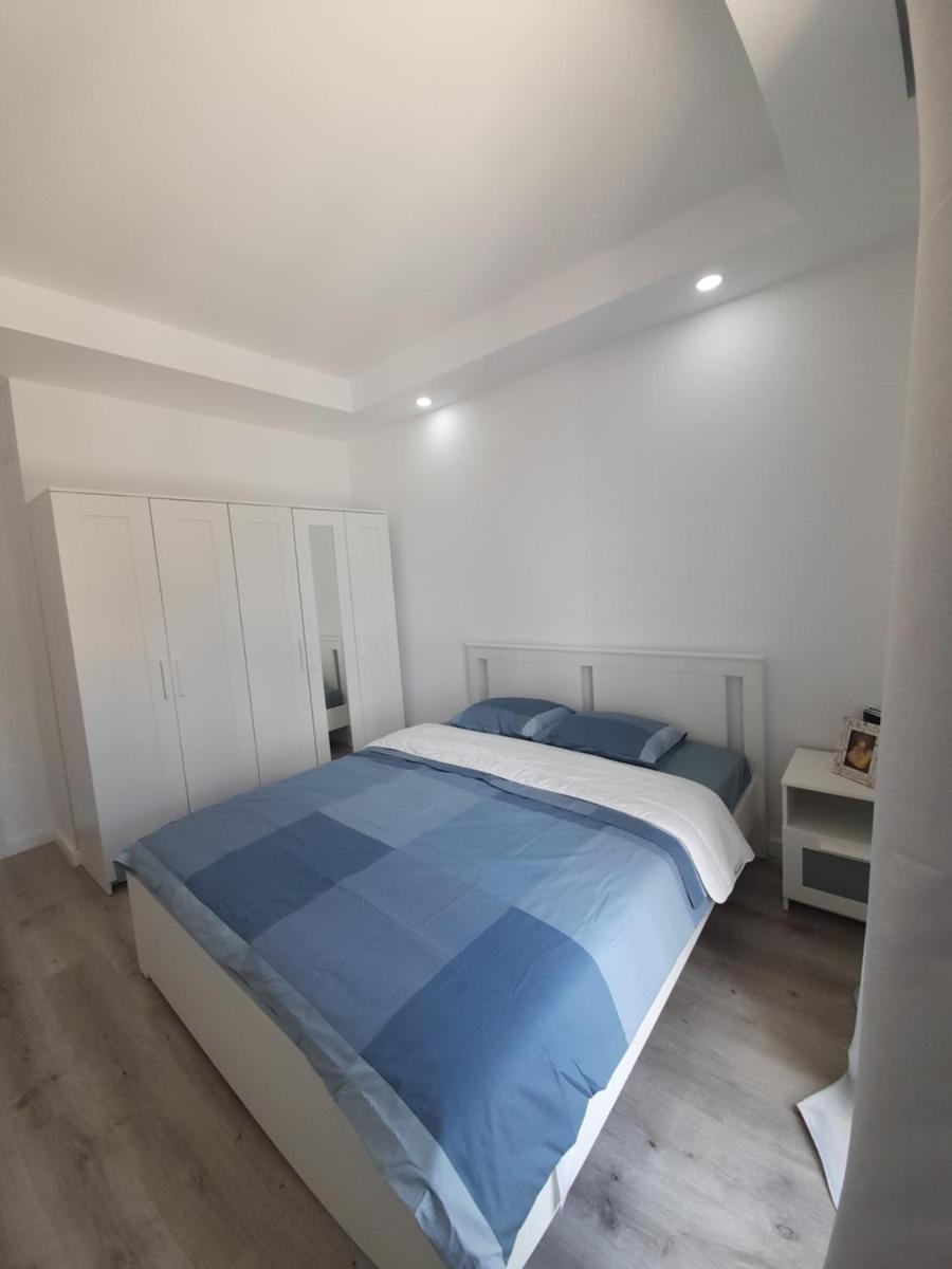 Modern 1-bedroom condo with pool - Housity