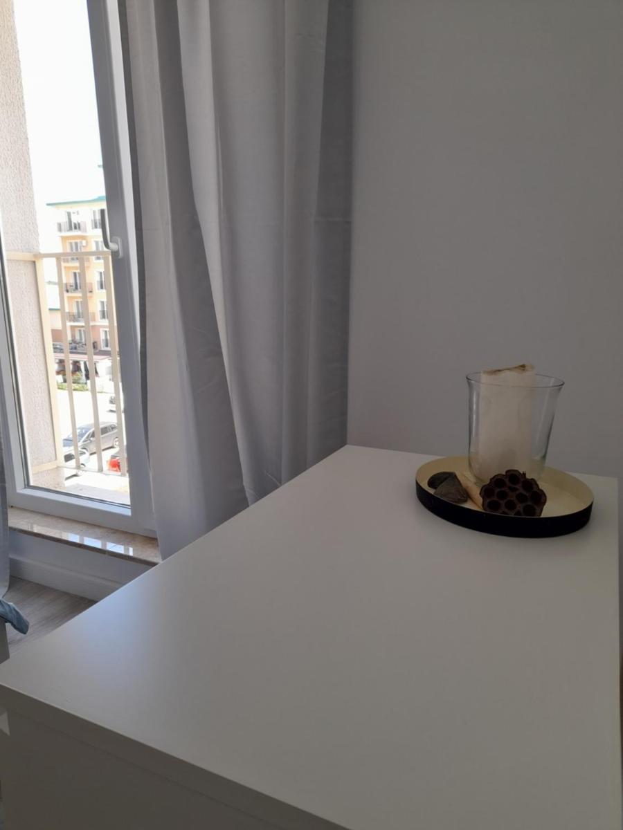 Modern 1-bedroom condo with pool - Housity