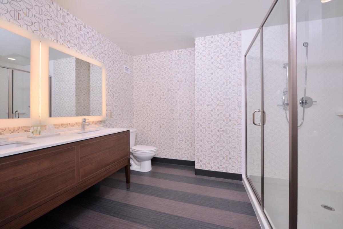Holiday Inn Kansas City Airport, an IHG Hotel - Housity