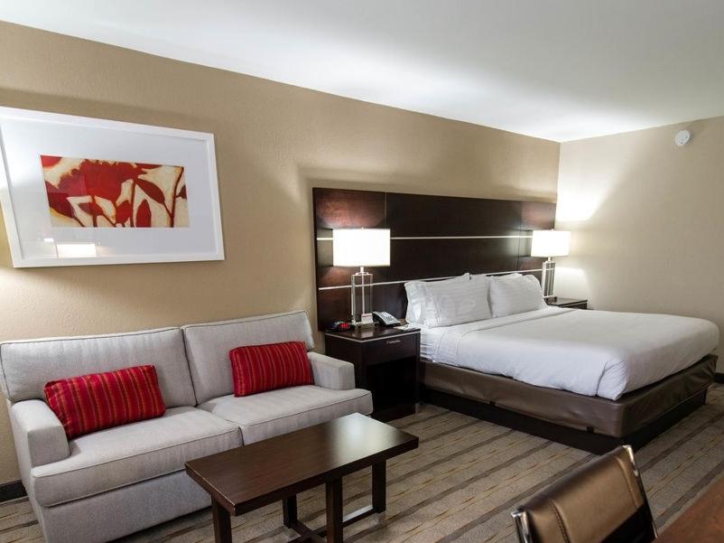 Holiday Inn Charlotte Airport, an IHG Hotel - Housity