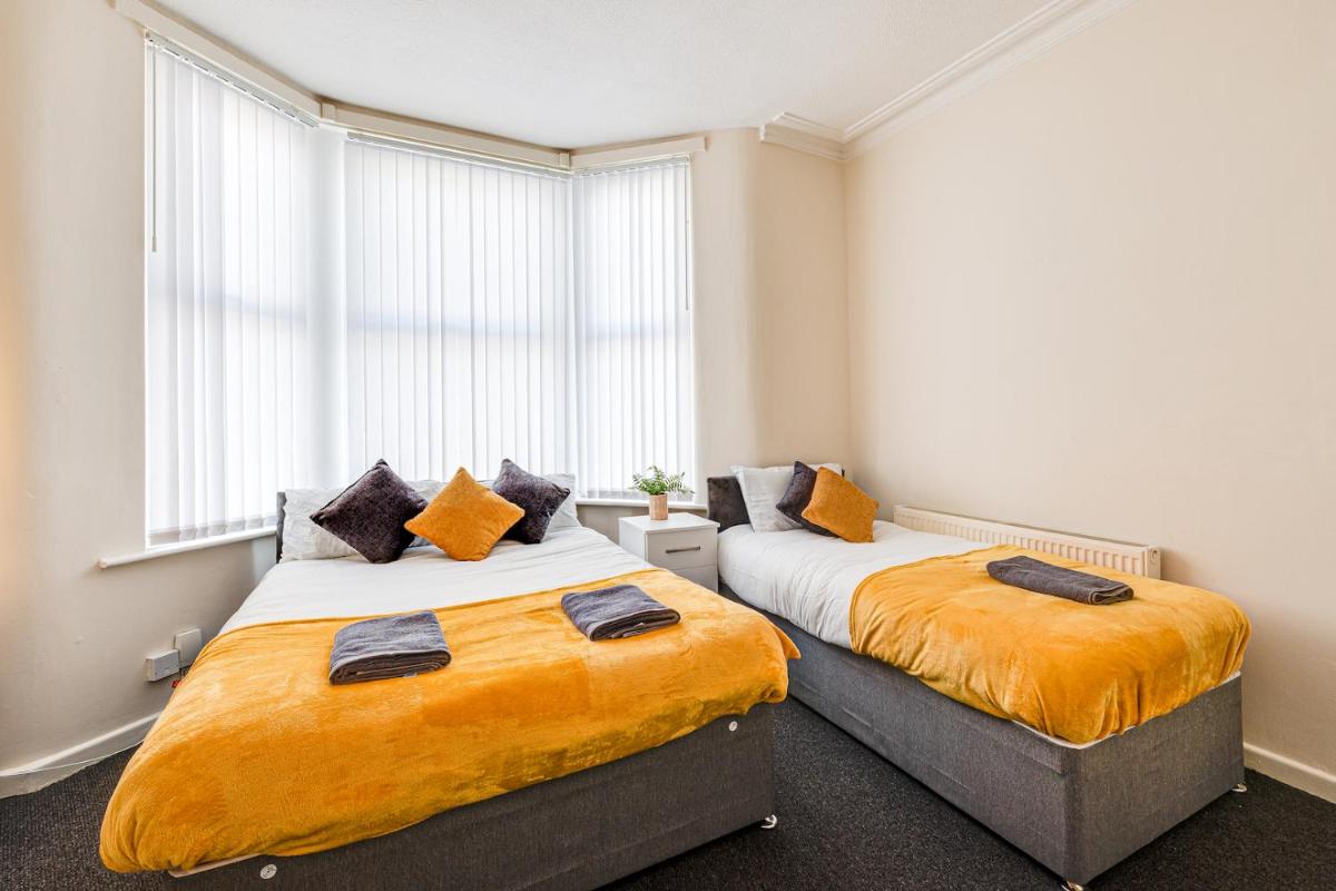 Ursula Sparkle Stays - Housity
