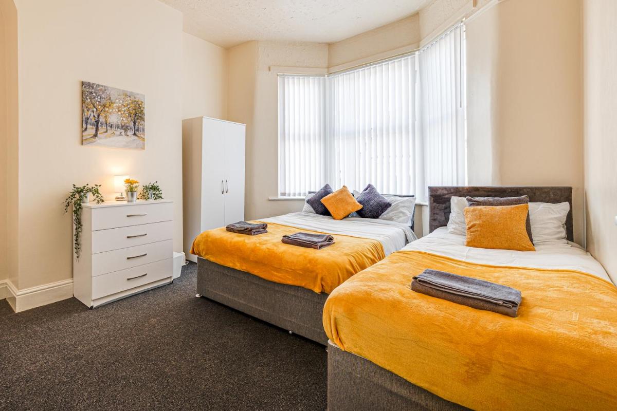 Ursula Sparkle Stays - Housity