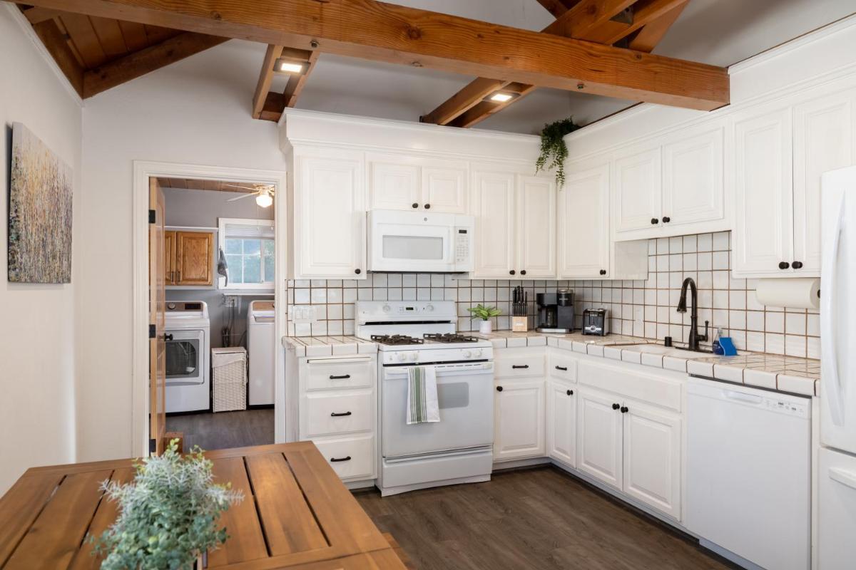 Bayview Bungalow - Cabin with Hot Tub One Block from Big Bear Lake! - Hizvo