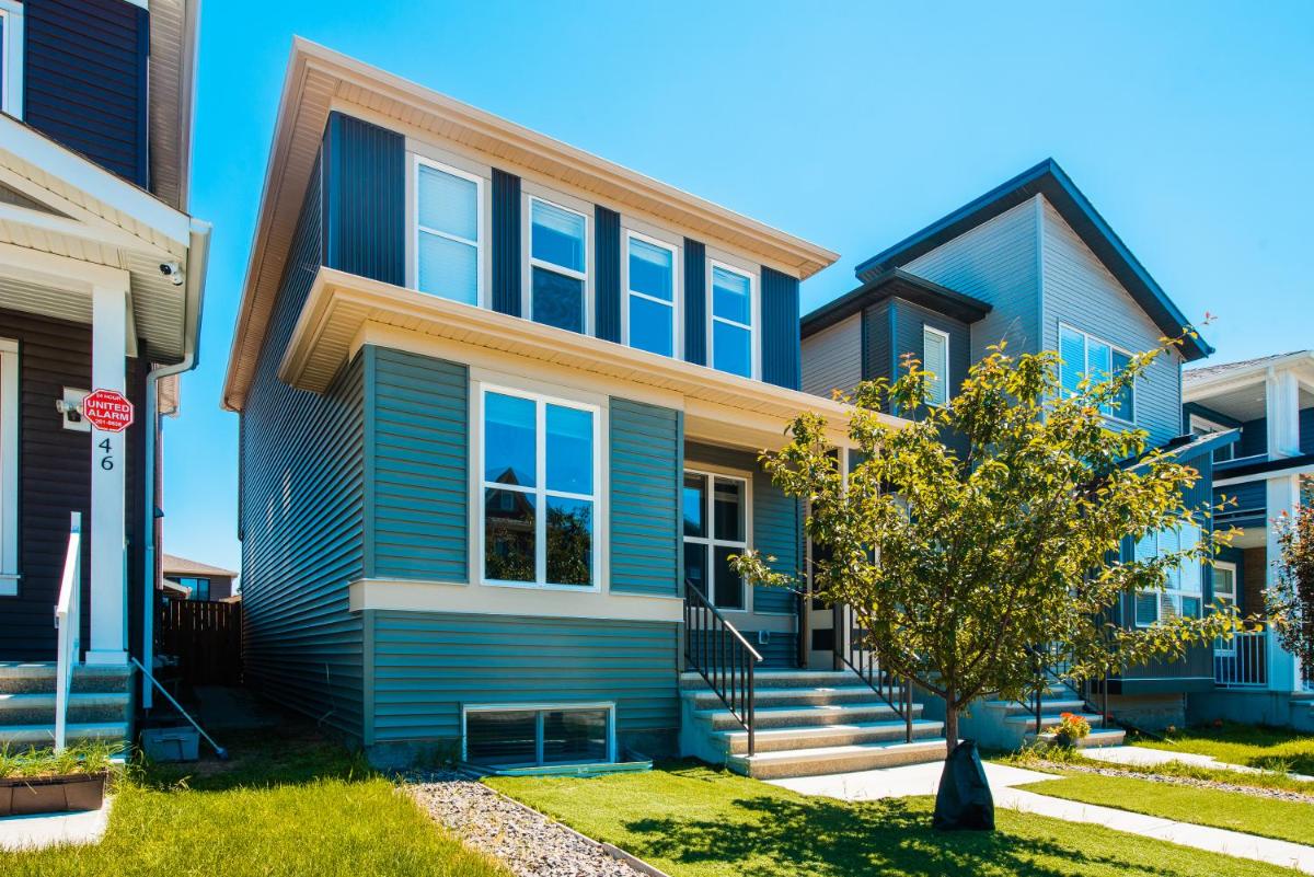 Exquisite 4bedroom home 10mins away from airport - Housity