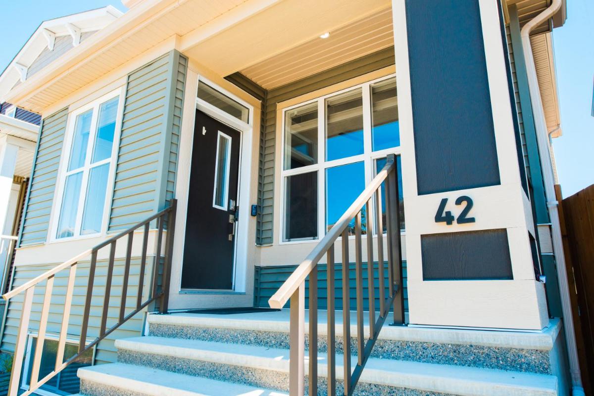 Exquisite 4bedroom home 10mins away from airport - Housity