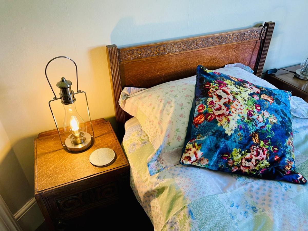 Beautiful Private 2 Bedroom Suite in Mansion Home with Free Parking - Housity