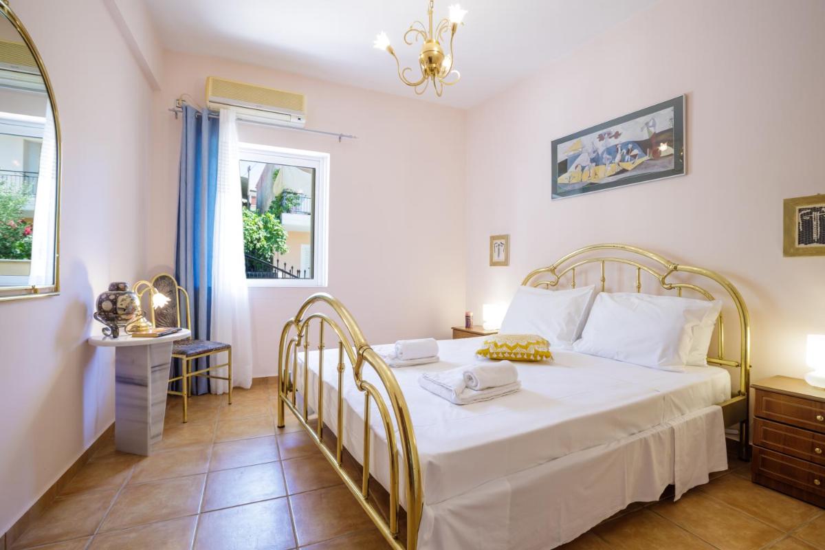 Gold n Blu Petalidi - Housity
